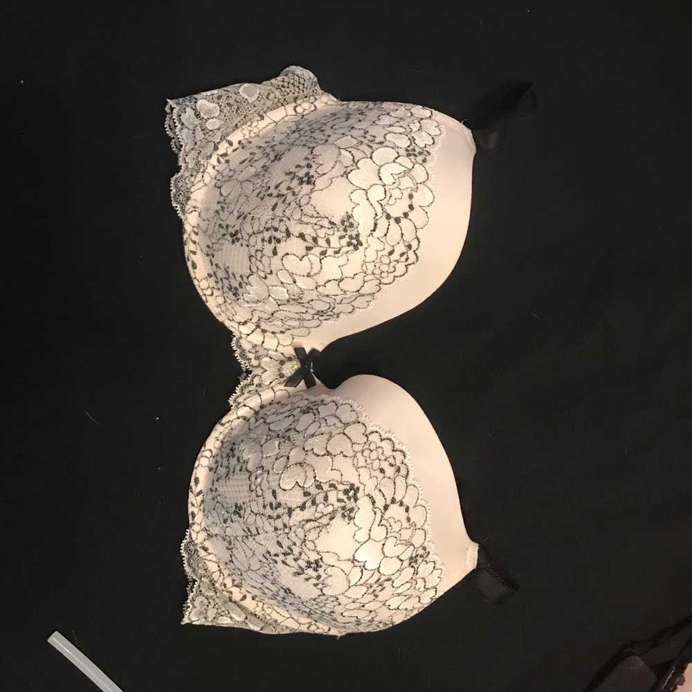 **SOLD** 38D Victoria Secret’s bra